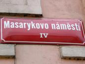 Na Masarykově náměstí, za obchodem U Bálků se v noci usídlil hlučný bezdomovec