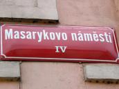 Do Husovy ulice jezdí auta z Masarykova náměstí přes chodník a přes trávu