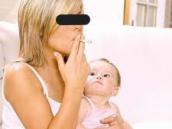Žena s dítětem se vloudila do bytu své sousedky, aby ji mohla okrást o zlaté řetízky