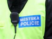 Spící opilci na ulici, krádež v obchoďáku nebo karambol ženy na kole, taková byla služba pardubických strážníků