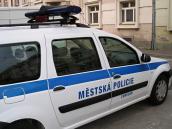 Strážníci museli řešit nepojízdné auto bezdomovců u chrudimského Tesca