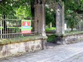 Opilá mládež pokřikovala v Michalském parku vulgárně na procházející slečny a lámala zde větve stromů