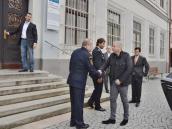 Ministr vnitra zavítal mezi chrudimské policisty a hasiče