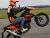 Neukázněný řidič dováděl na hlučném motocyklu v zákazu vjezdu u Tesca, umravnit ho přijeli strážníci