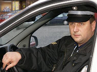 Poblíž restaurace Tlustá Matylda skákal majitel v noci po střeše svého auta