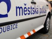 Pacient na útěku z nemocnice, agresivní žena napadající sousedy nebo ulice dusící se kouřem