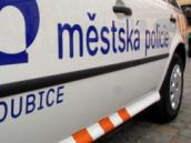 Strážníci umravňovali uchazeče o práci a zabývali se bicyklem, který byl uzamčen k reklamnímu poutači