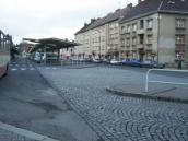 Na stanovištích autobusového nádraží v ulici Čs. armády neustává nedovolené parkování vozidel