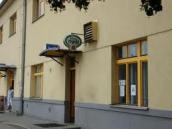 Nádražní restaurace v ulici Čs. armády mohla přilákat zloděje, personál zapomněl zavřít okno