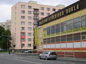 Muž havaroval s kolem na chodníku u nákupního střediska Dukla a zranil se na hlavě