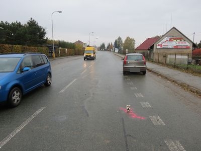 V Bylanech srazilo projíždějící osobní auto chodce, policie teď hledá svědky havárie