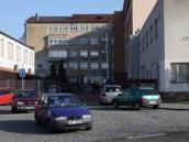 Bezdomovkyně se domáhala boucháním na dveře vstupu do chrudimské nemocnice