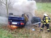 Auto, které skončilo po havárii mimo silnici, začalo náhle hořet