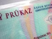 Taška ukrývala sbírku kradených platebních karet, občanek a mobilních telefonů