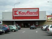 Zloději chtěli opustit chrudimský Kaufland bez placení, plán jim ale překazila ostraha 