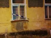 Okno opuštěného domu ve Skutči neotevřel žádný lupič, ale silný vítr