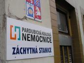 Opilce přijeli umravnit na záchytku strážníci, protože chtěl ničit vybavení