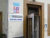 Strážníci vystopovali opilce s tržnou ránou na hlavě, který z nemocnice putoval na záchytku