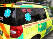 Náklaďák převážející vrtnou soupravu se převrátil v Bukovině u Přelouče, zraněného řidiče odvezla záchranka