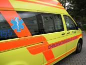 Záchranka musela z Havlíčkovy ulice odvézt muže, který nemohl vstát