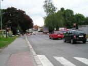 Šílený motorkář testoval zřejmě svůj stroj ve Škroupově ulici, kde prubnul i jízdu po chodníku