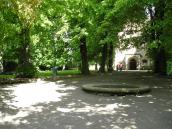 U vchodu do Michaelského parku nebezpečně visela zlomená větev