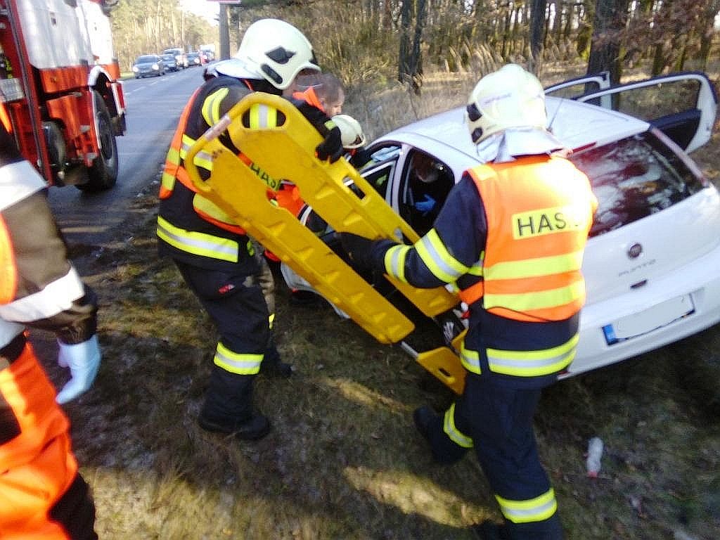 Hasiči vytahovali z havarovaného auta zraněnou řidičku