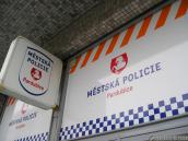 Policisté dopadli jednoho ze dvou vandalů, kteří se v centru města bavili ukopáváním zrcátek u aut