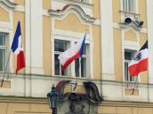 Chrudimská radnice se připojila k vlně solidarity s oběťmi teroristického činu ve Francii a vyvěsila trikolóru