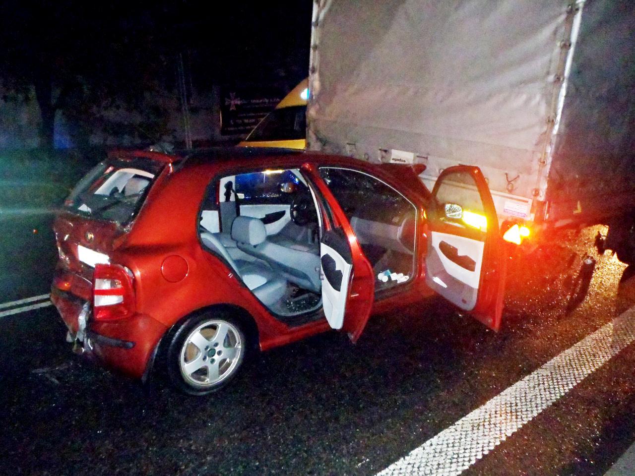 Při ranní nehodě v Pardubické ulici zůstalo mezi dvěma náklaďáky zaklíněné osobní auto