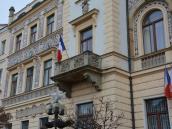 Pardubice vyvěsily po krvavých atentátech v Paříži francouzskou vlajku, přidala se i chrudimská radnice