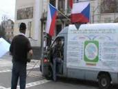 Lidé si stěžovali na randál aktivistů před divadlem, policisté se k zásahu neměli a tak se na ně snesla kritika