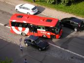 Majitelé zaparkovali v Malecké ulici svá auta přímo na autobusové zastávce