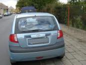 Anonym upozornil strážníky na auto parkující před restaurací U Guláška na chodníku