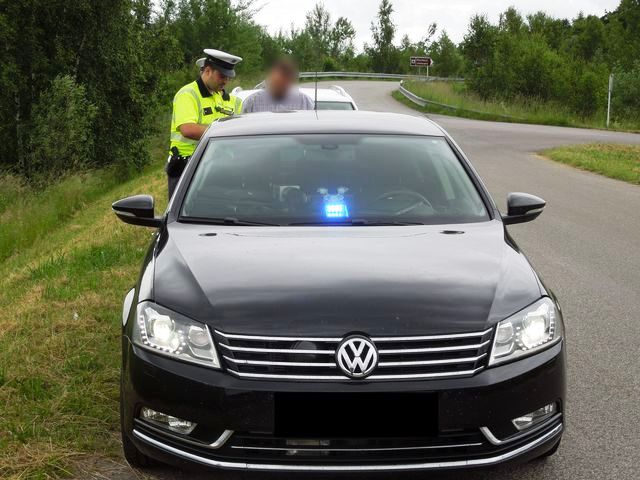 Policie vyrazila na neposlušné řidiče s pěti policejními speciály VW Passat, zkontrolovala více než 140 aut