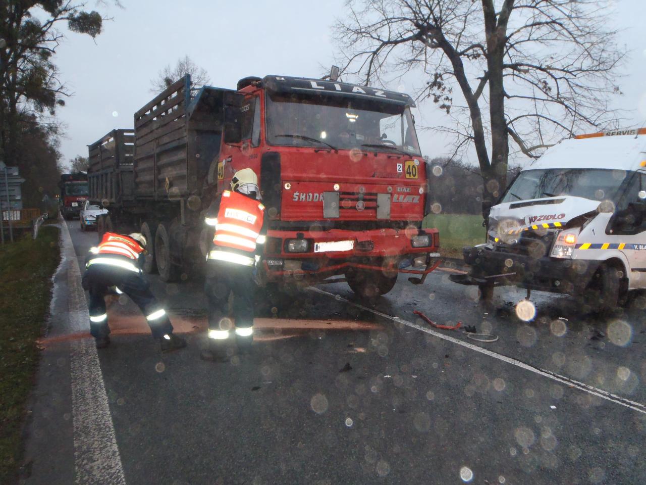 U Heřmanova Městce se srazila liazka s dodávkovým fordem, nikdo nebyl naštěstí zraněn 