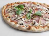 Poslíčka s pizzou přepadli zakuklení lupiči, obrali ho o mobil, tržbu i teplou pizzu