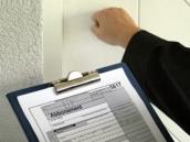 Podomní prodejci v oranžových kravatách obtěžovali obyvatele Na Šancích a v Hradištní ulici