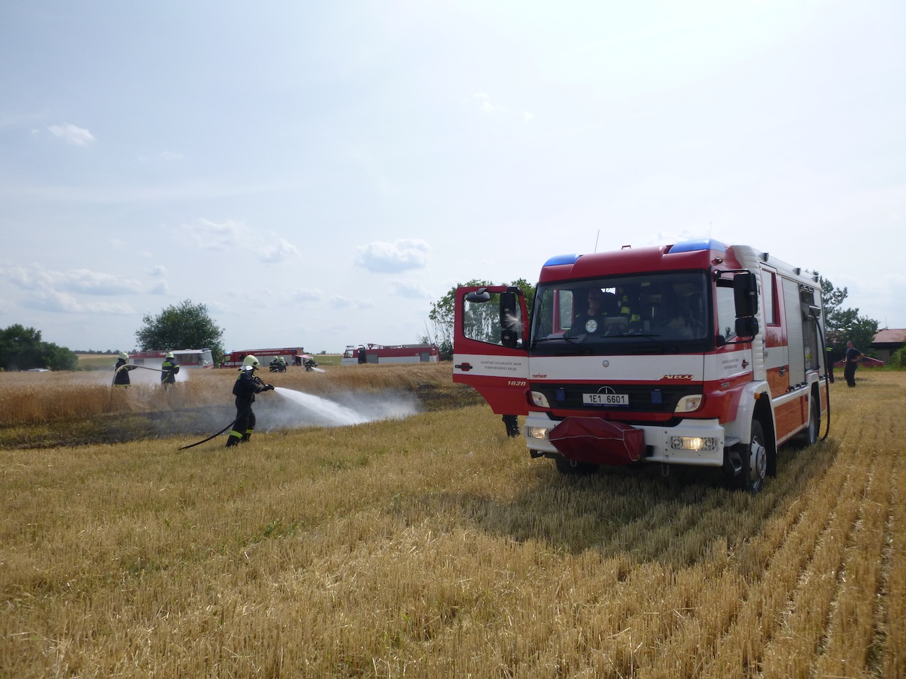 Hasiči likvidovali v Podhořanech u Ronova požár strniště a obilí, na místě zasahovalo sedm jednotek