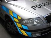 Policisté přišli o poklice na svém autě, ve zloději se zřejmě nakonec hnulo svědomí a rychle se jich zbavil