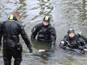 Hasiči vytáhli z Chrudimky tělo mrtvého muže, policie zjišťuje, zda jde o místního bezdomovce