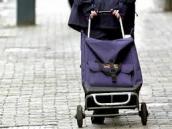 Neznámý zvědavec ukradl pošťačce z tašky dopis, ta prázdnou obálku objevila ve vchodě jiného domu