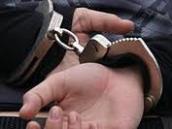 Chlapík skončil v poutech hned potom, co si troufl před barem v Chrudimi na policisty