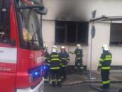 Hasiči vyvedli z hořícího bytu muže, který se nadýchal jedovatých zplodin
