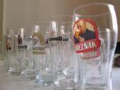 Opilec rozflákal dvě desítky půllitrových sklenic, když mu obsluha restaurace odmítla nalít