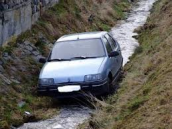 Špatně zabržděné auto sjelo v Třemošnici do potoka