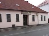 Anonym si stěžoval na hluk, který byl slyšet před půlnocí od restaurace U Václava