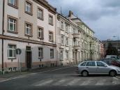 V Revoluční ulici se do sebe pustili kvůli plivanci na dveřích dva muži