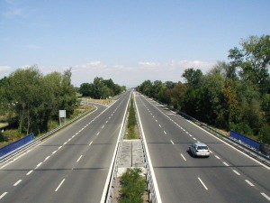 Ke zvýšení povolené rychlosti mezi Pardubicemi a Hradcem Králové dojde po úpravách silnice v příštím roce