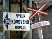 Třemošničtí policisté si počkali za plotem na nic netušící tři zloděje, kteří si chtěli odnést kradenou měď